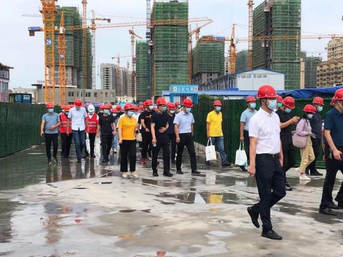 濟寧市住建局領(lǐng)導帶隊觀摩指導九巨龍梁山山水龍城項目、龍城國尊府北區(qū)項目揚塵治理工作