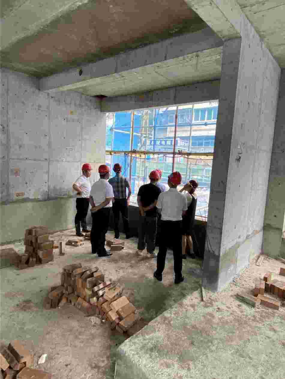 九巨龍開發(fā)集團(tuán)公司、質(zhì)監(jiān)部、建設(shè)公司及銷售公司共同巡查施工現(xiàn)場(chǎng)